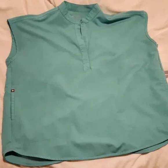 Figs - Rafaela Oversized Scrub Top and Livingston Petite Basic Scrub Pant - Picture 2 of 3